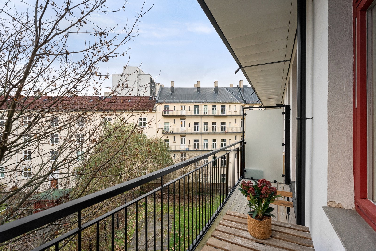 Nyt morgenkaffen i formiddagssolen, og ta turen ned i hagen på ettermiddagen for enda flere soltimer. Galleribilde