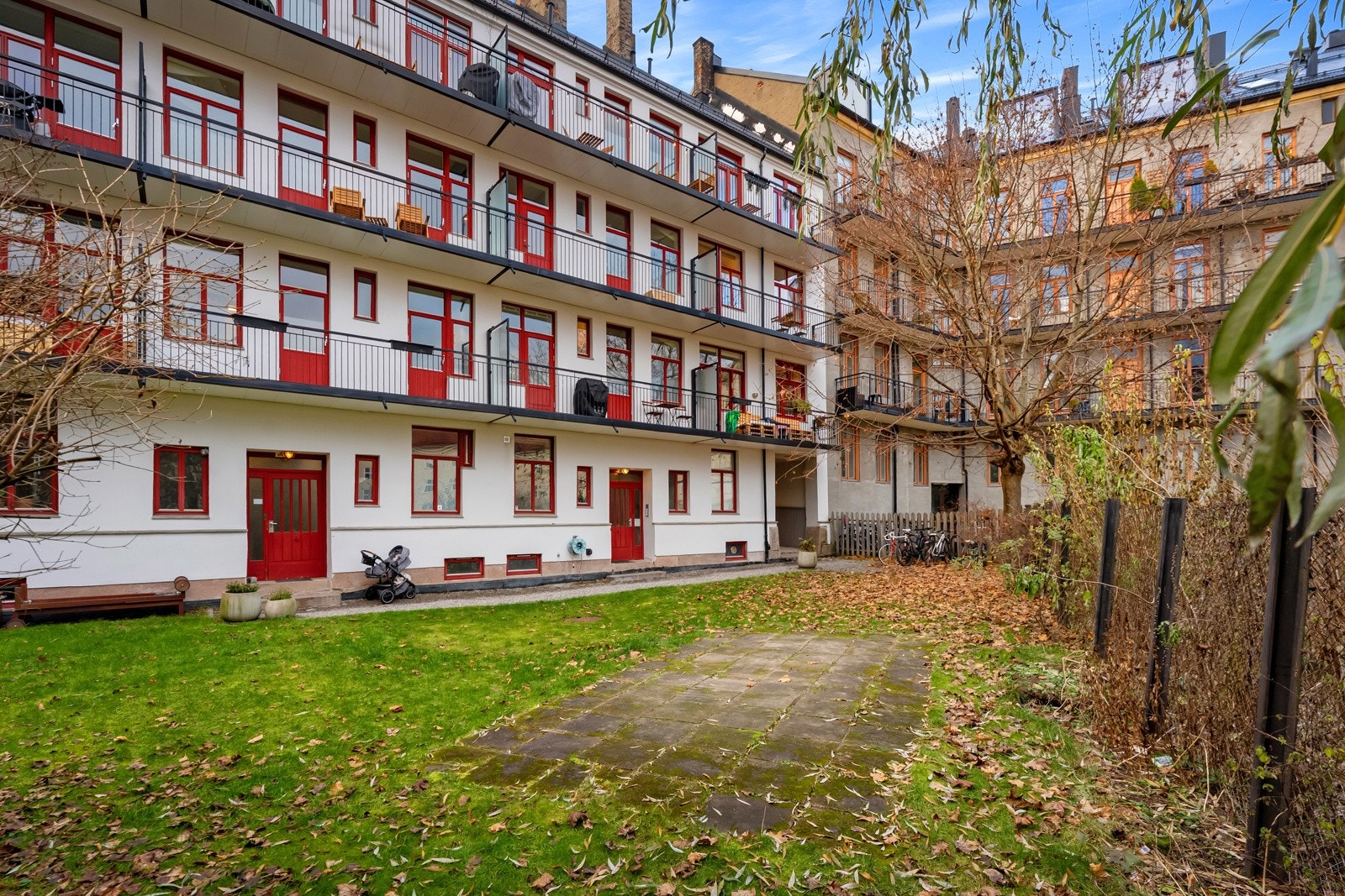 Klassisk og sjarmerende 2-roms, midt på St. Hanshaugen med balkong mot lukket bakgård. Galleribilde