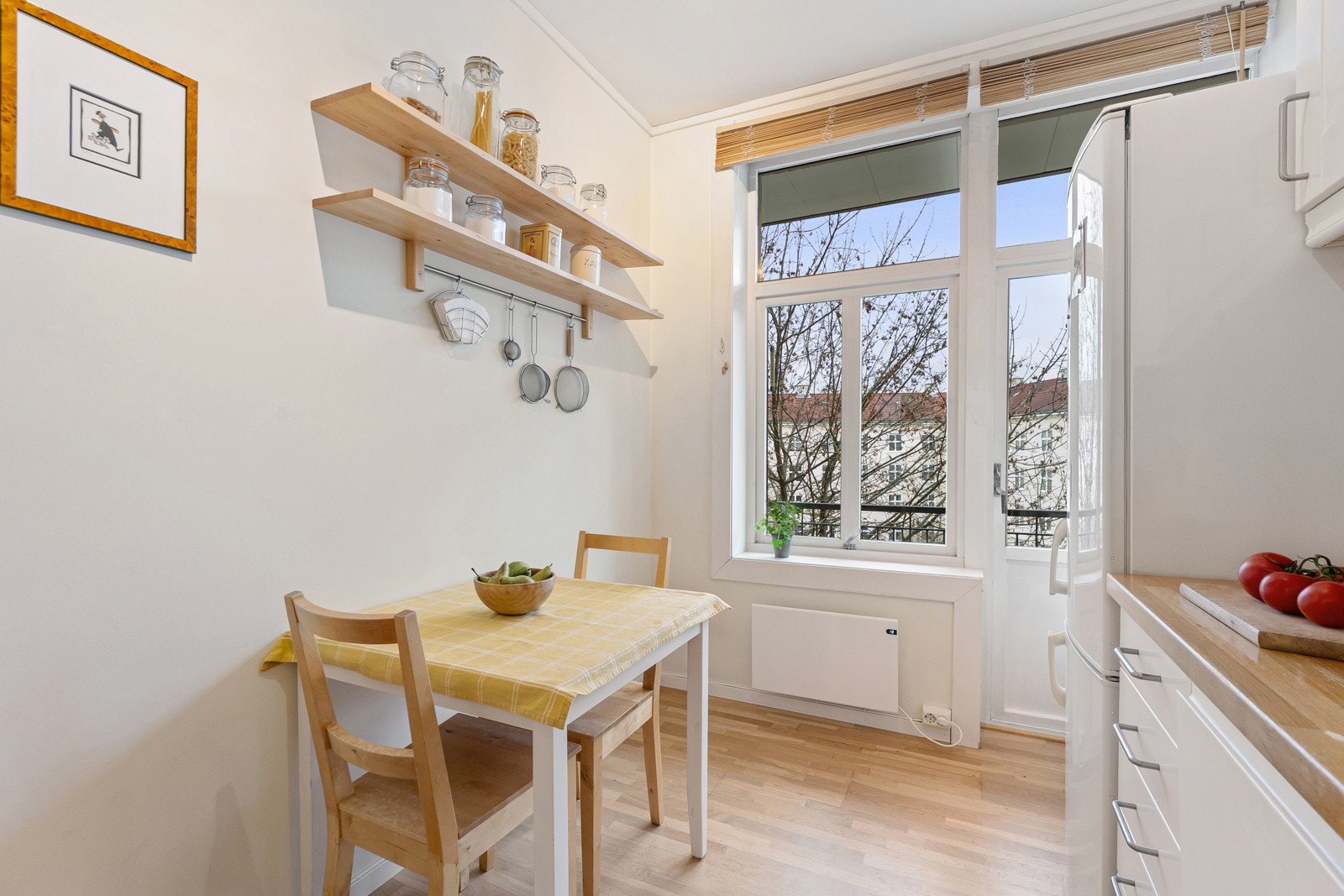 Boligen har en gjennomgående planløsning med tregulv i alle rom. Galleribilde