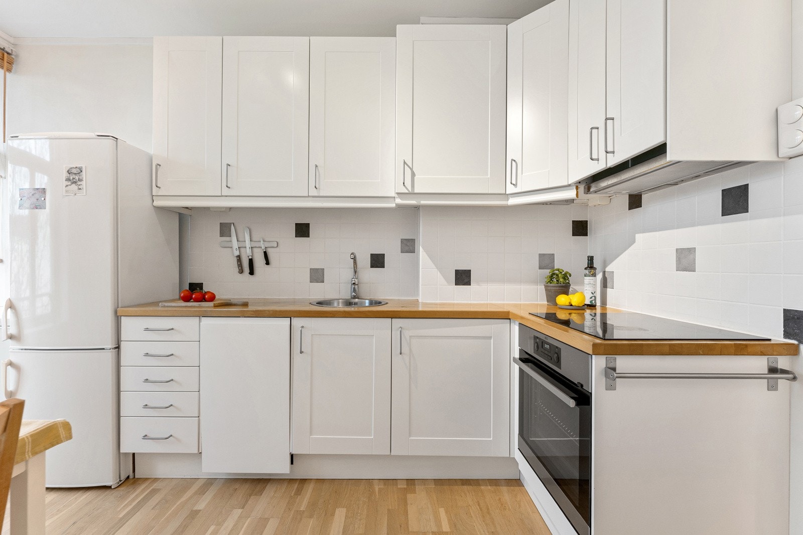 Kjøkken er fra 2015 med heltre benkeplate og fliser på vegg. Galleribilde