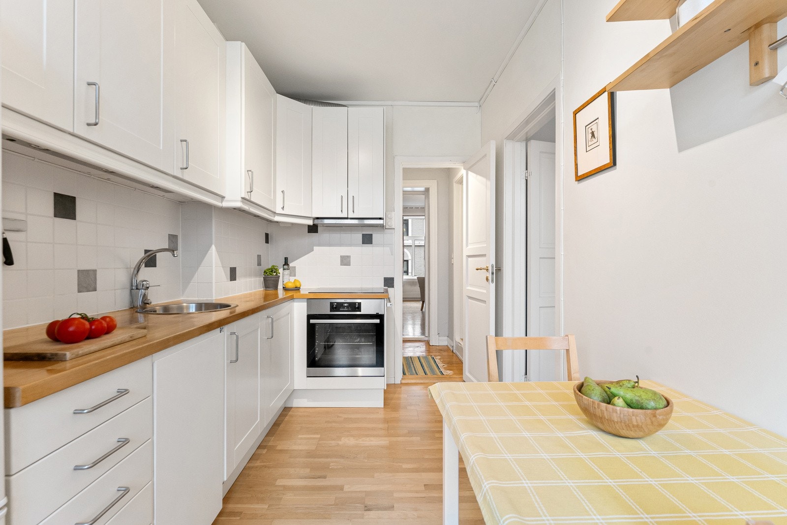 Videre finner du separat kjøkken, tregulv, 2,80 m takhøyde, stukkatur langs kantene og rosett i taket. Galleribilde