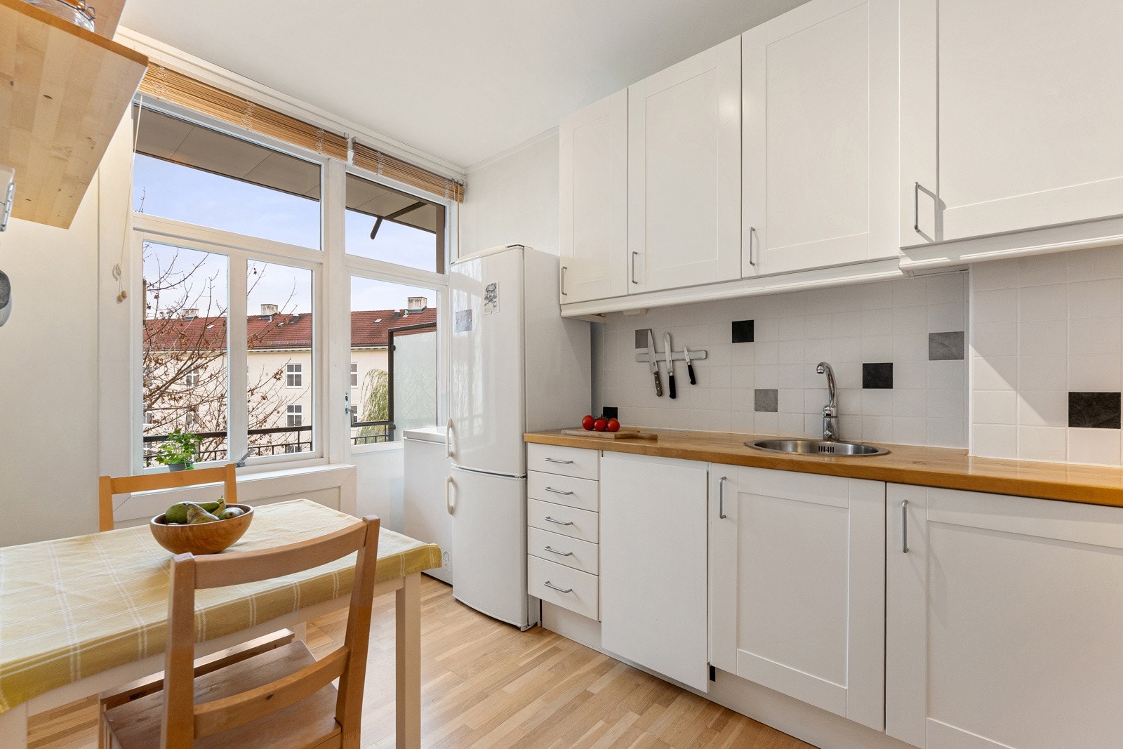 Kjøkkenet fremstår som praktisk med god skap- og benkeplass - alle hvitevarer følger salget. Galleribilde