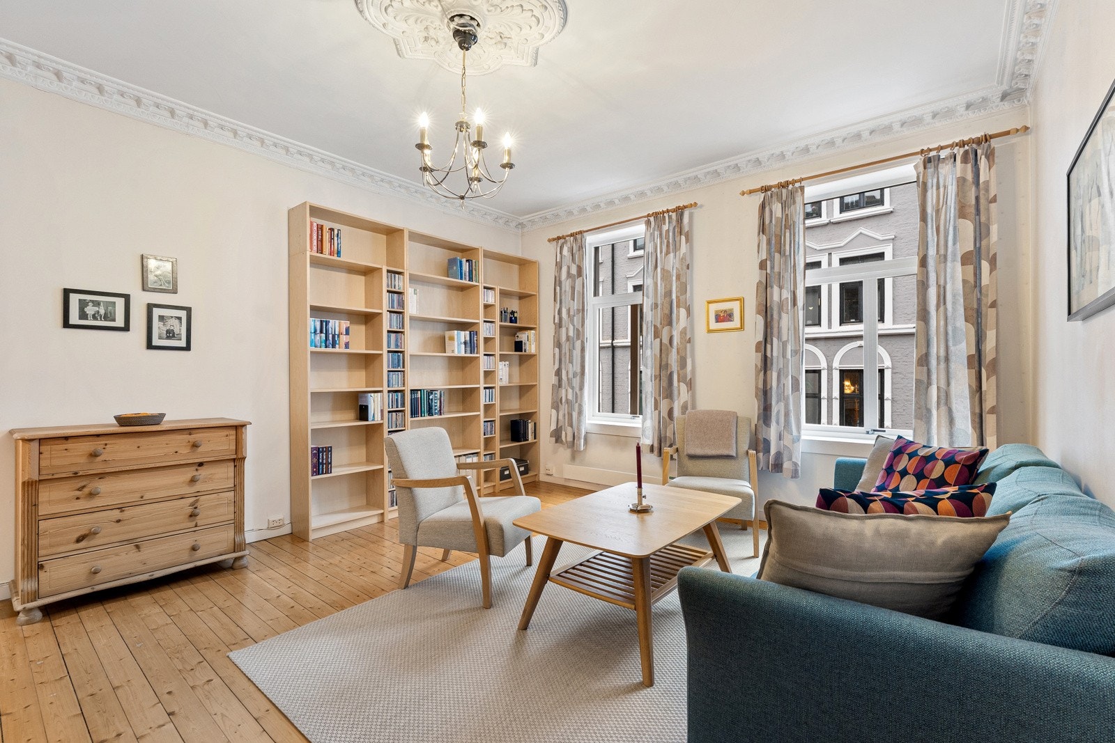 Stuen har en takhøyde på 2.80m, og klassiske detaljer som rosett og stukkatur. Galleribilde