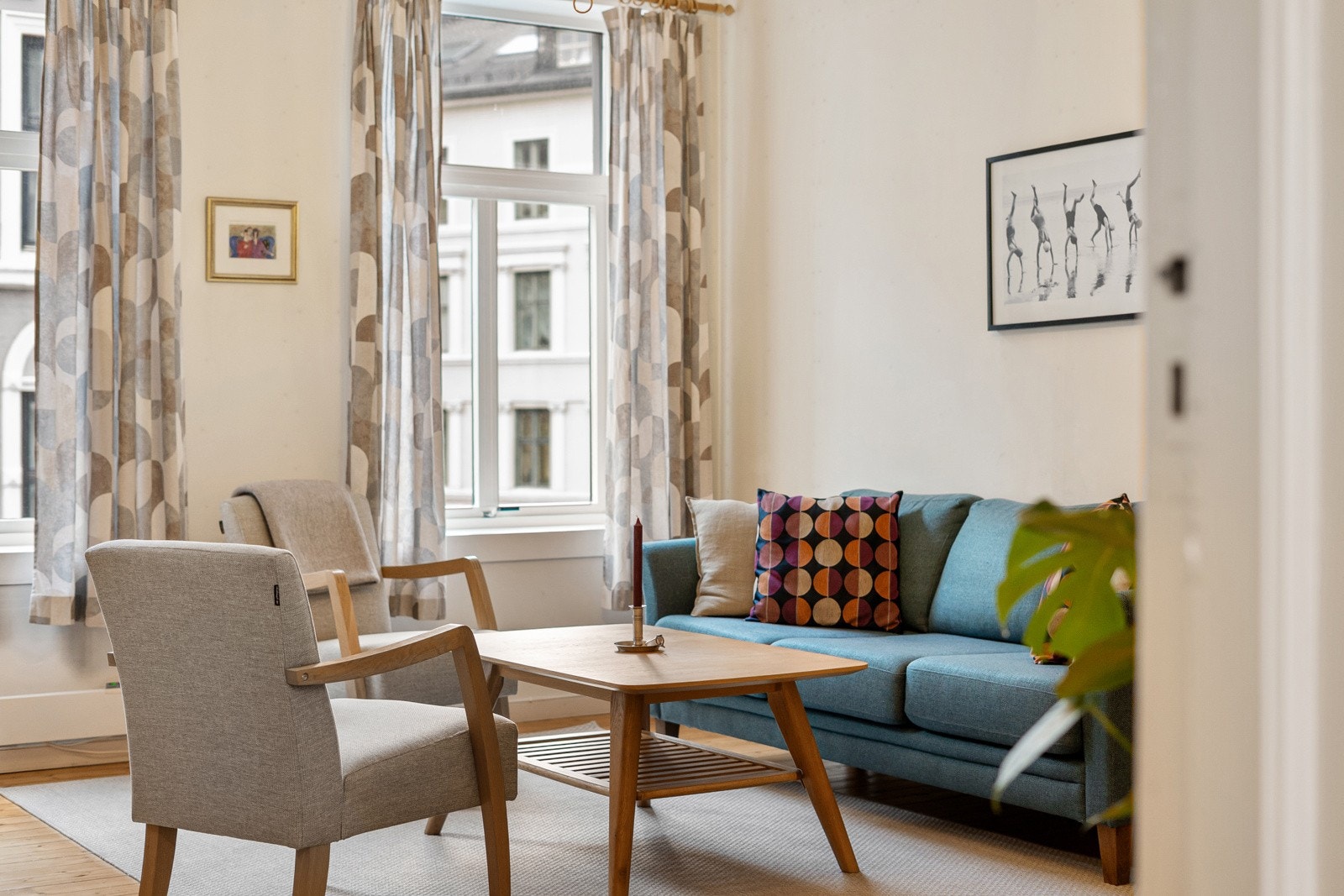 De store vinduene gir godt med lysinnslipp og er med på å skape en lys og innbydende stue. Galleribilde