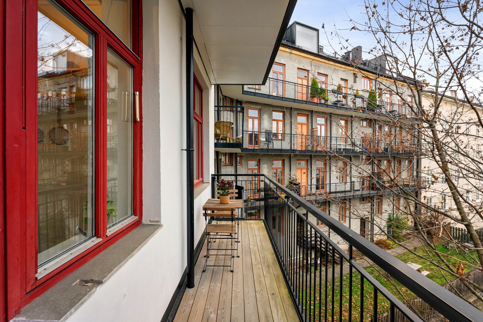 Balkongen er på 6 kvm og vender mot en rolig og fin indre bakgård. Galleribilde