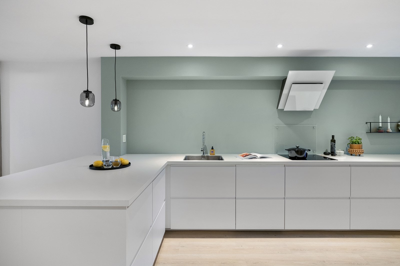 Her er rikelig med skap og benkeplass Galleribilde