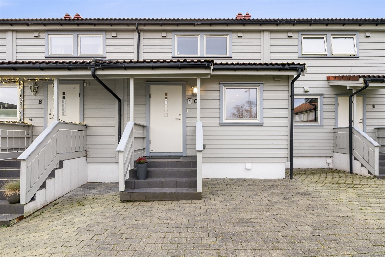 Utbygget rekkehus med velholdte fasader Galleribilde