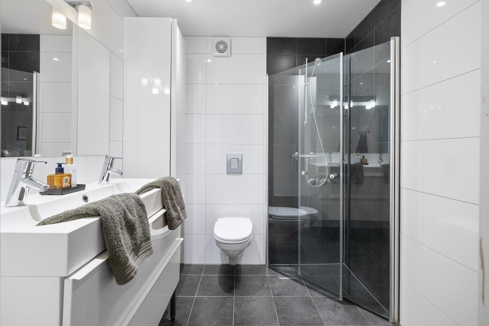 Pent bad med dobbel servant Galleribilde