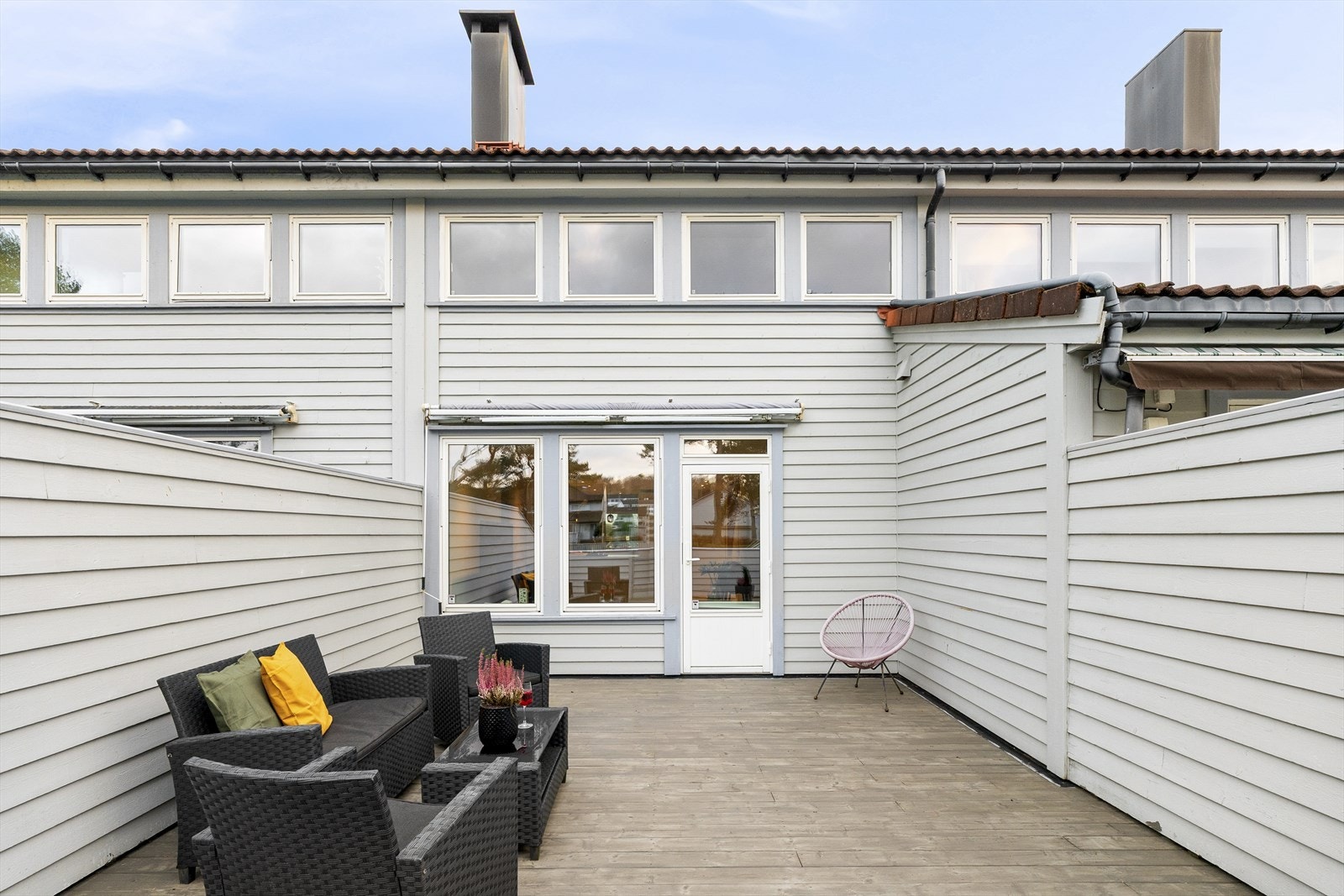 Sørvendt og godt skjermet terrasse med gode solforhold Galleribilde