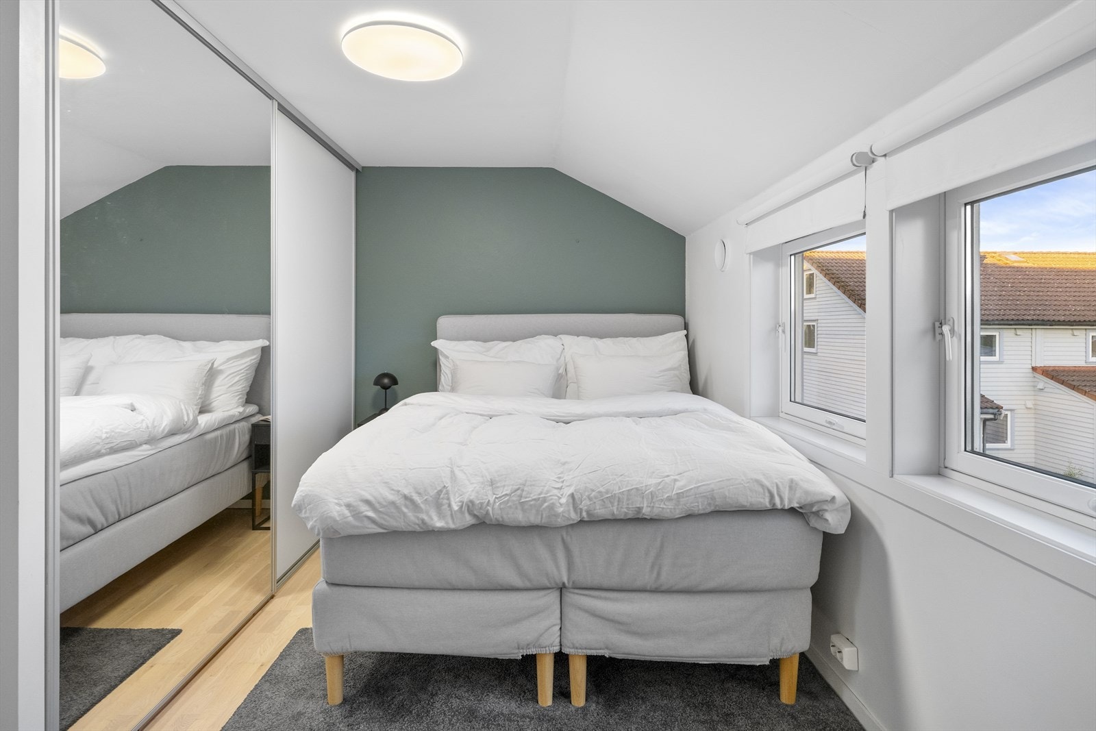 Hovedsoverom med skyvedørsgarderobe Galleribilde