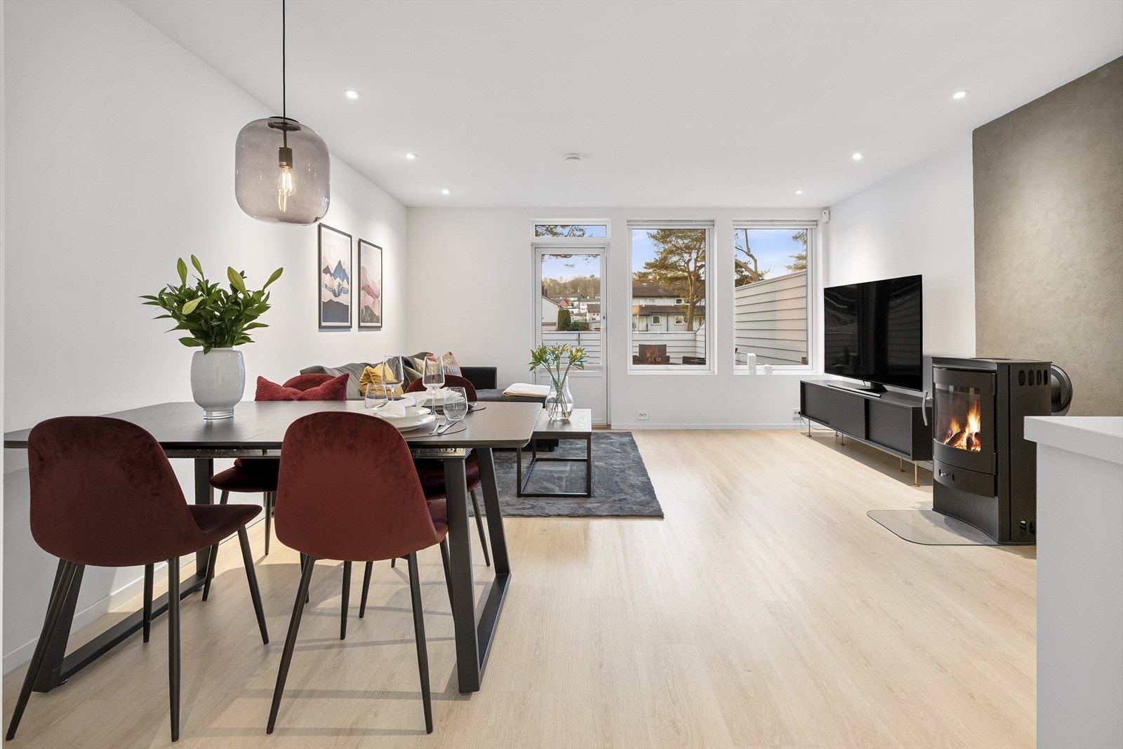 Trivelig stue med lysmalte flater og downlights i himling Galleribilde