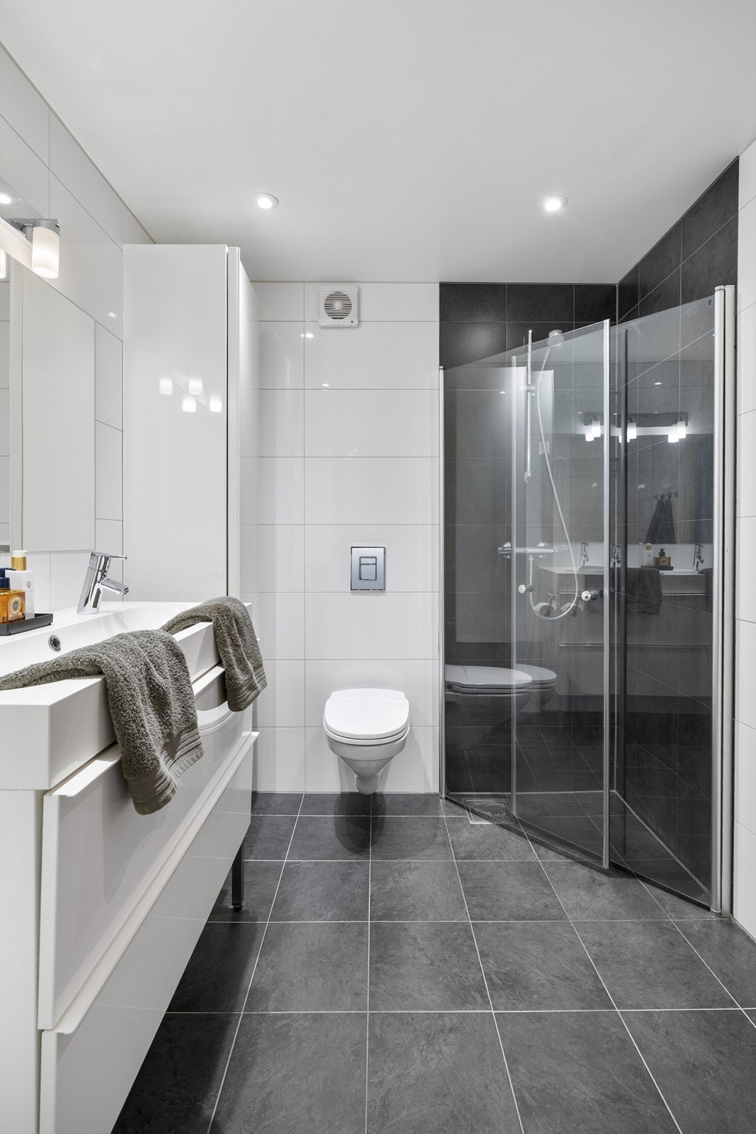 Helfliset bad med varme i gulvet Galleribilde