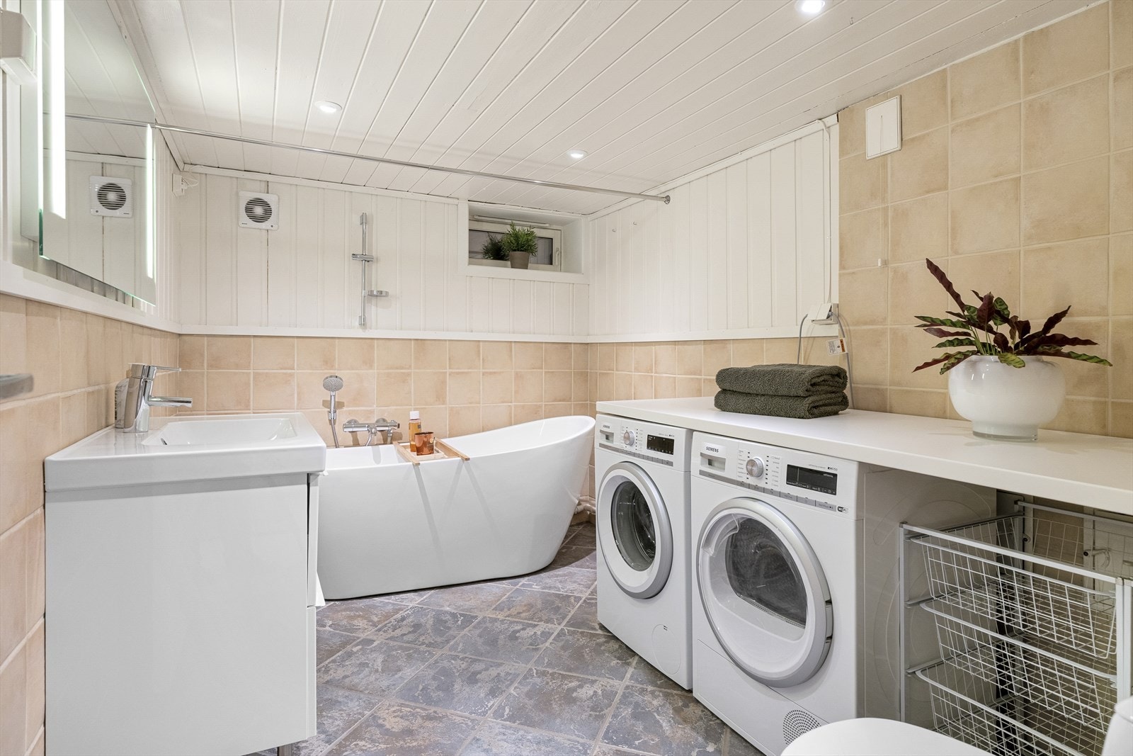 Romslig bad/vaskerom med badekar Galleribilde