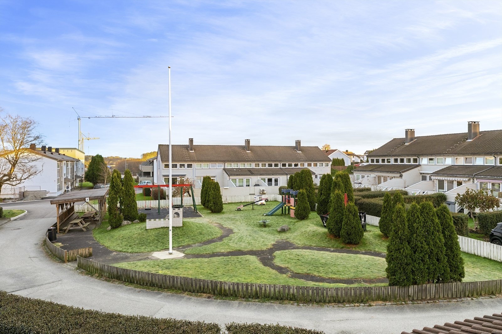 Sjarmerende inngjerdet kvartals-lekeplass på den andre siden Galleribilde