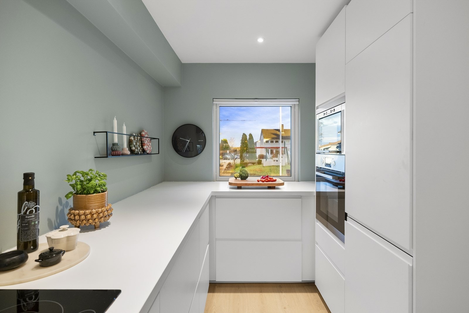 Integrerte hvitevarer og rikelig med benkeplass Galleribilde