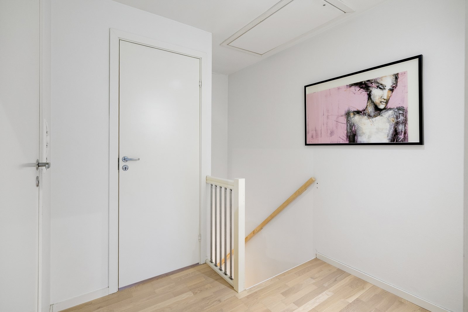 Loftsluke opp til kaldloft som har gode oppbevaringsmuligheter Galleribilde