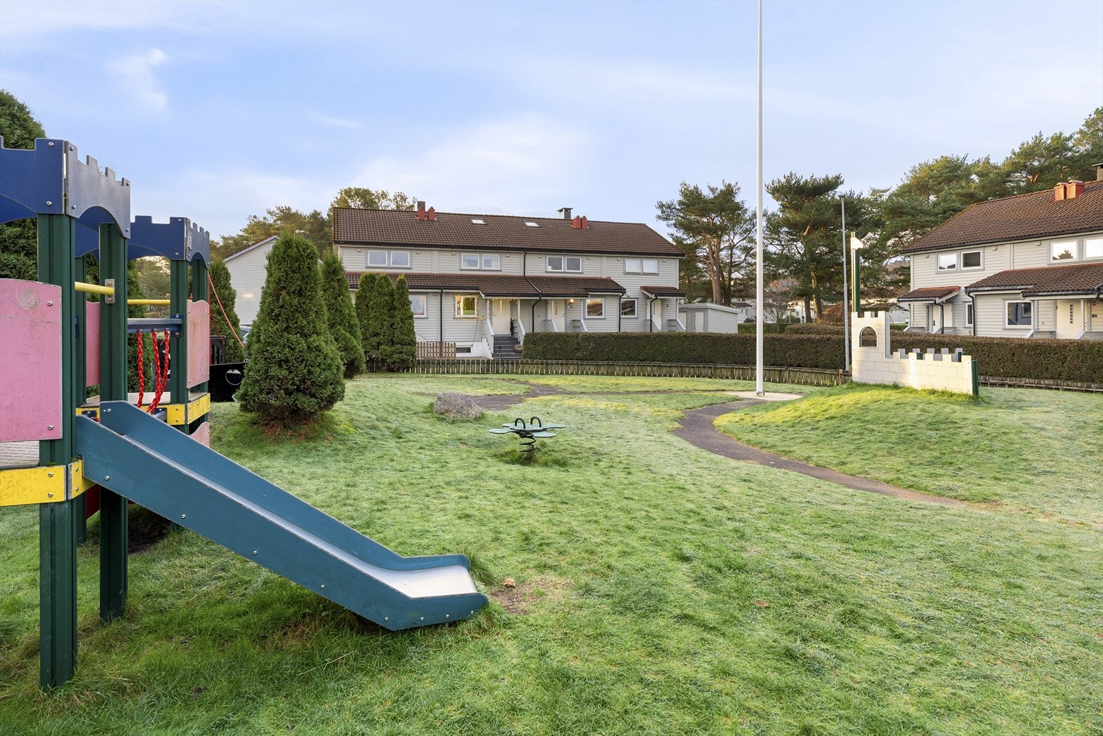 Boligen ligger i et rolig, barnevennlig område med nærhet til både barnehager, skoler og lekeplasser Galleribilde