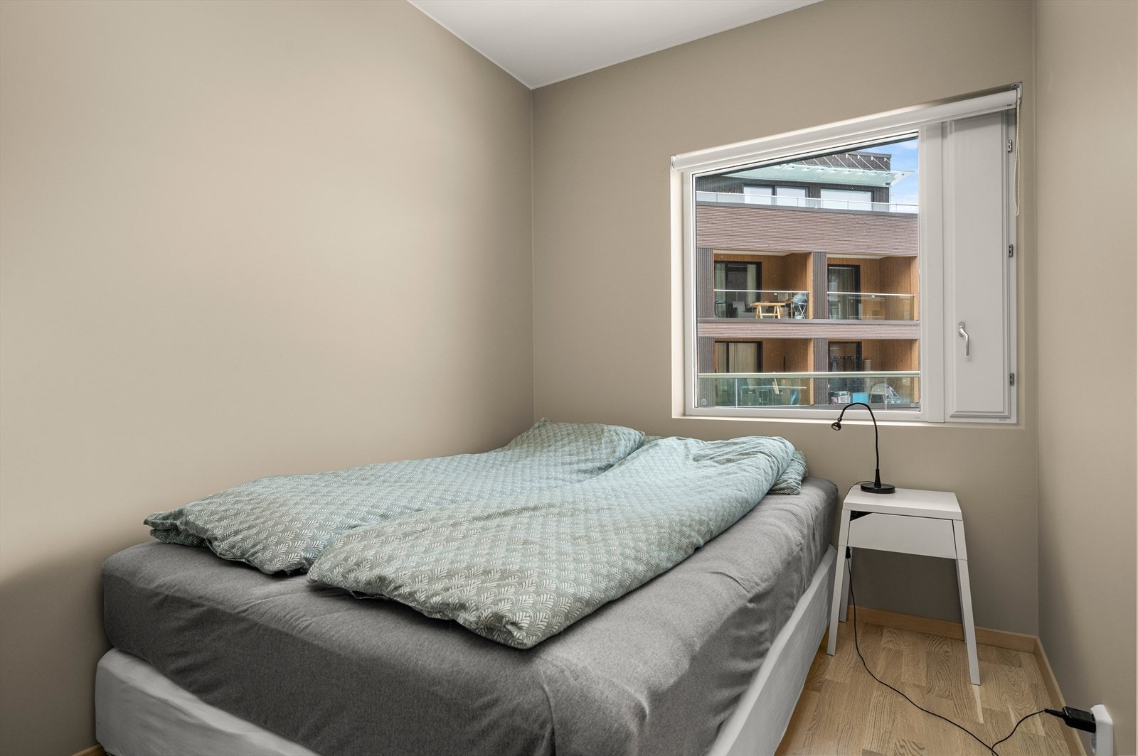 Dette er boligen andre soverom, som måler 8 m². Også her er det god plass til ønsket møblement som dobbeltseng og nattbord. Galleribilde