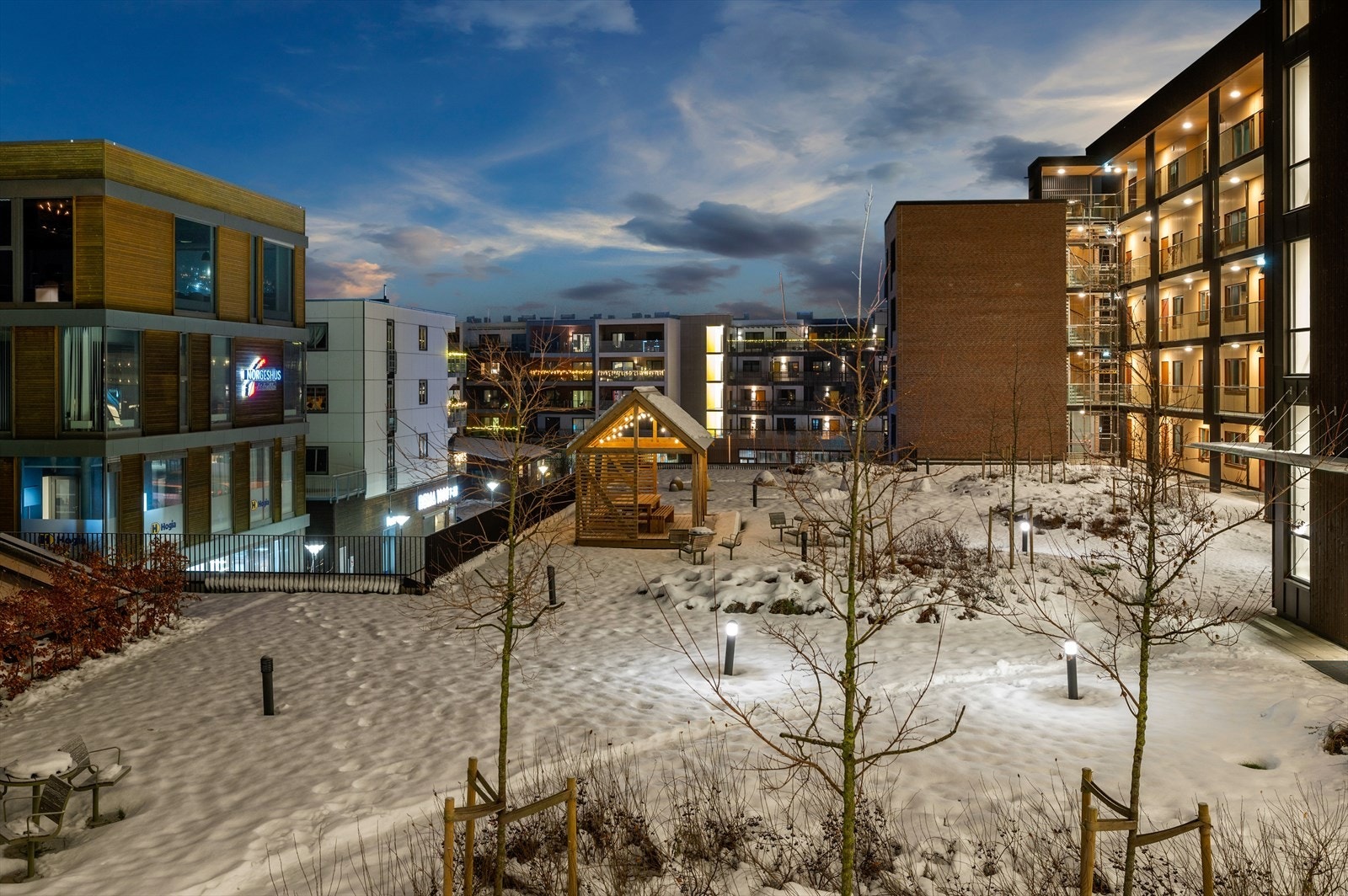 Takhagen har hellelagte gangstier, grøntarealer og flere sittegrupper for et sosialt nabomiljø. Galleribilde