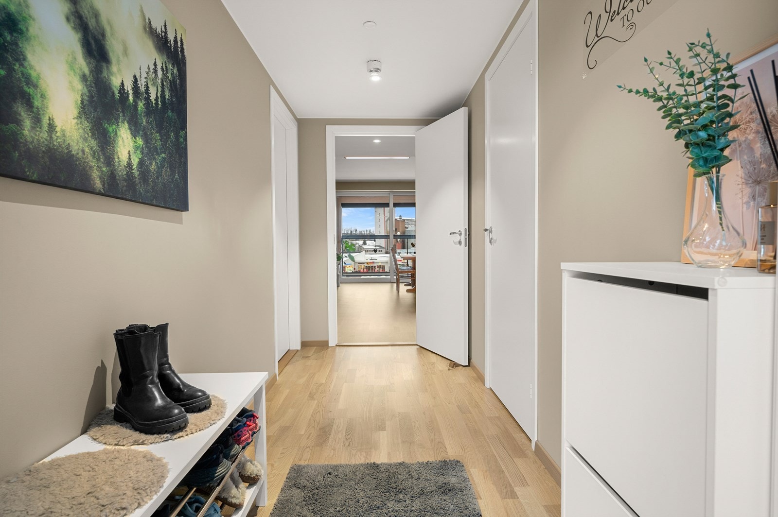 Åpen og lys entrè med gode muligheter for oppheng av yttertøyet og sko. Galleribilde