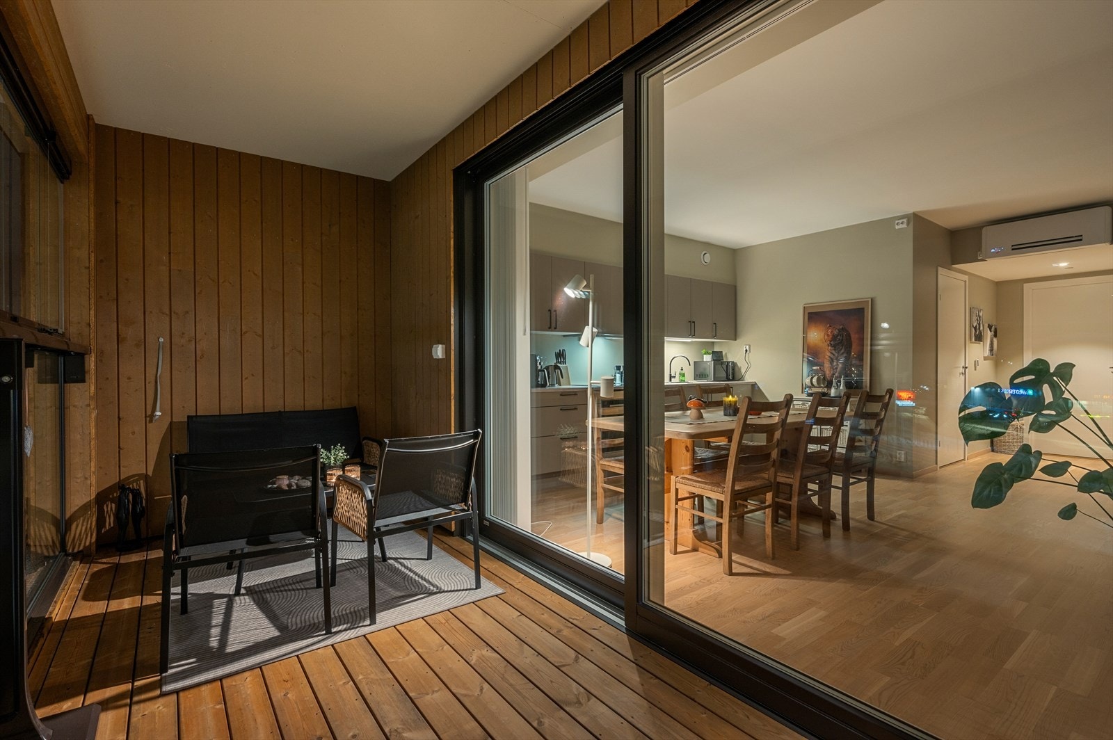 Direkte adgang til balkongen fra leilighetens stue-/kjøkkenløsning. Galleribilde