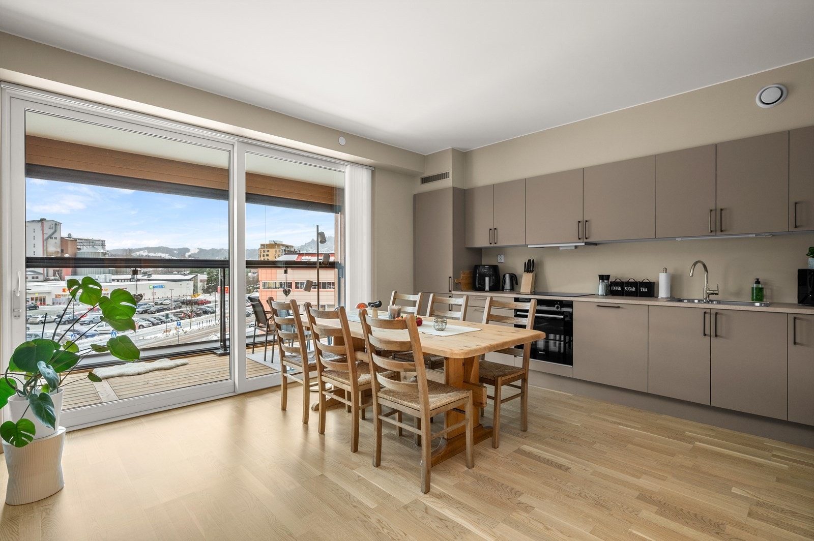 Rause vindusflater som slipper inn rikelig med naturlig lys og gir rommet en luftig og god romfølelse Galleribilde