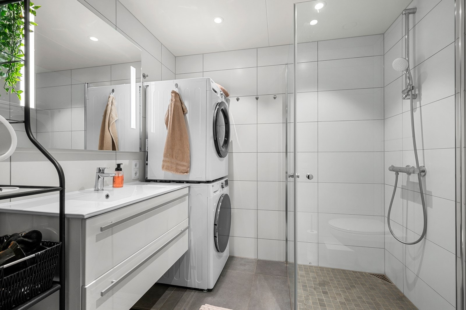 Flott flislagt bad med opplegg for vaskemaskin. Galleribilde