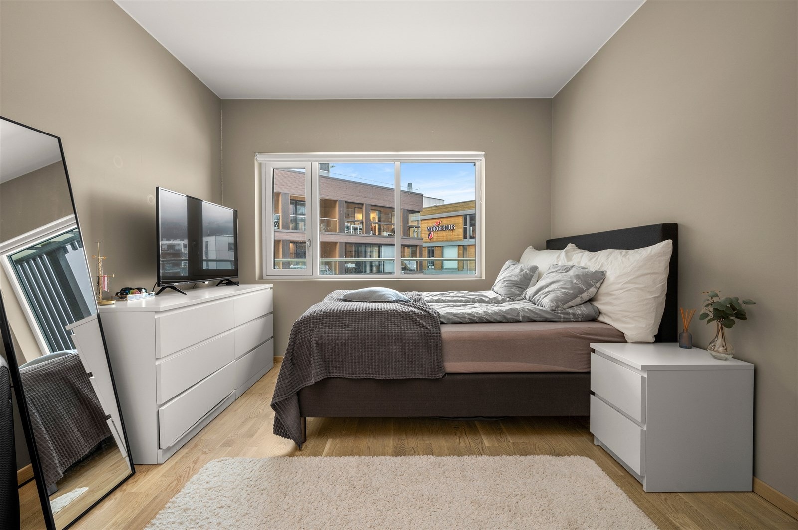 Det er også god plass til garderobeskap og kommode for ekstra lagring. Galleribilde