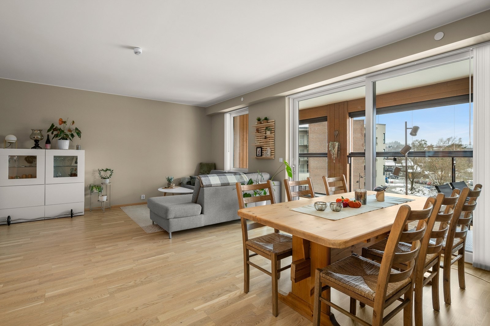 Boligen har åpen stue- og kjøkkenløsning på hele 33,5 m². Galleribilde