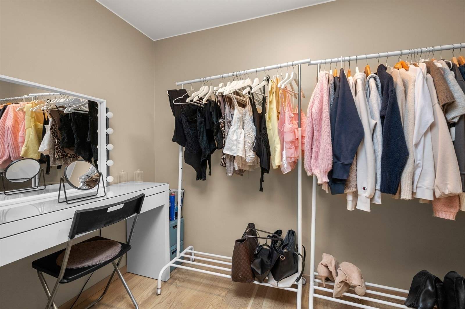 Boden måler 4 m² og har god plass til oppbevaring av det man måtte ønske. Galleribilde