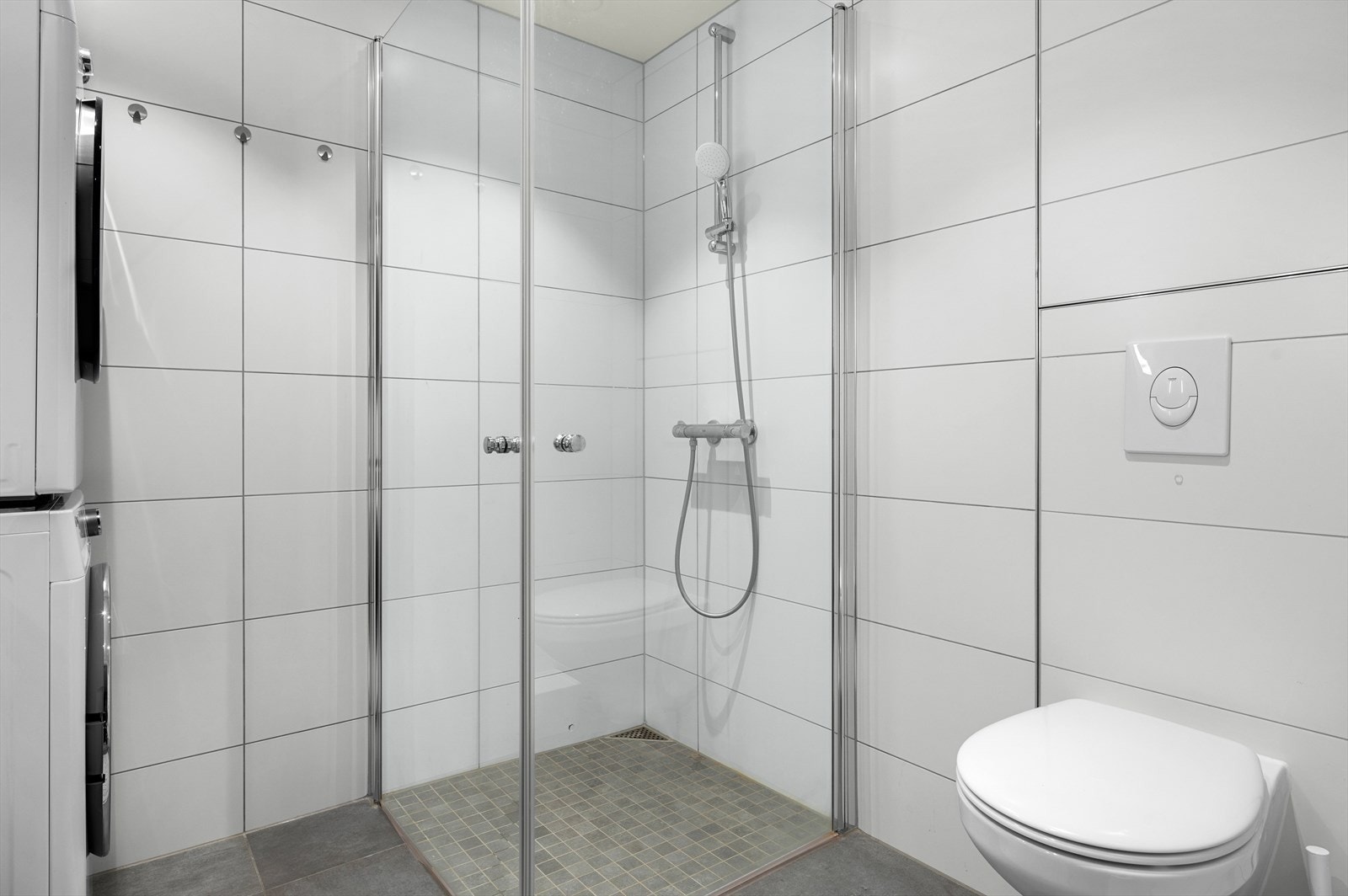 Badet har servant med underskap, vegghengt toalett og hjørnedusj i ny og moderne standard. Galleribilde