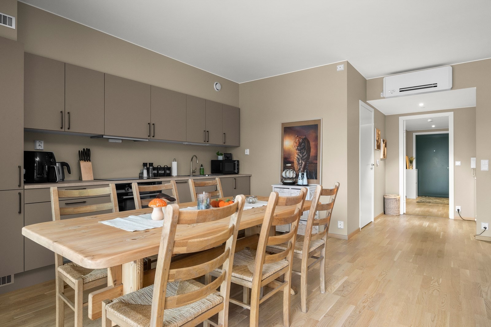 Spisebordet finner sin naturlige plass i forbindelse med kjøkkenet. Galleribilde