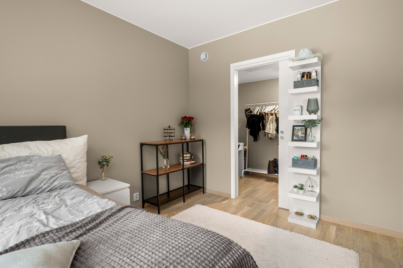 Fra soverommet er det direkte tilgang til bod som i dag benyttes til walk-in. Galleribilde