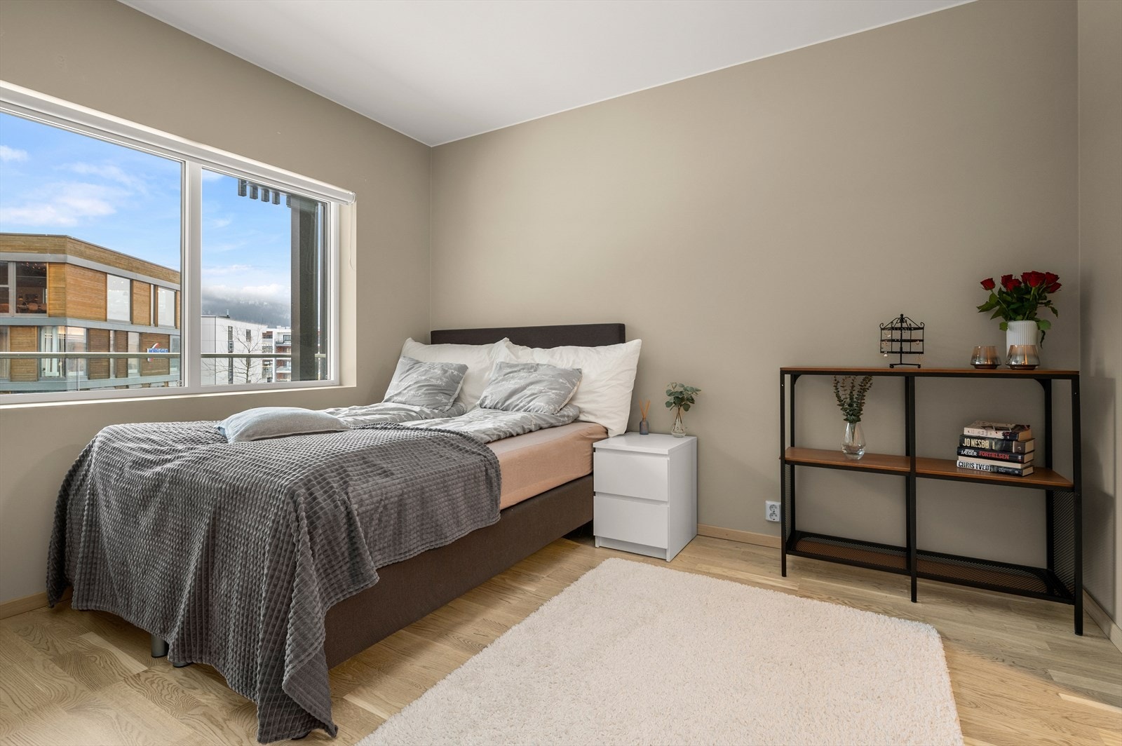 Boligen har to soverom av god størrelse, dette soverommet måler hele 11,5 m² med god plass til dobbeltseng og annet ønsket møblement. Galleribilde