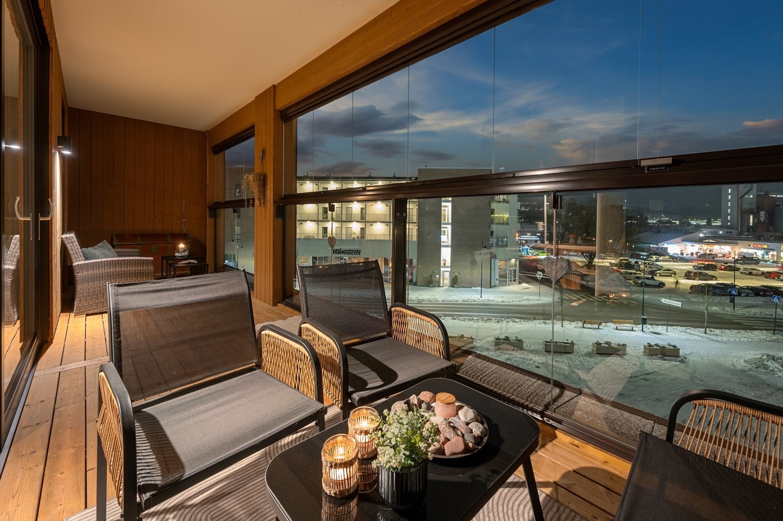 Her får du vestvendt, innglasset og takoverbygd balkong, på 13 m² med gode møbleringsmuligheter. Galleribilde