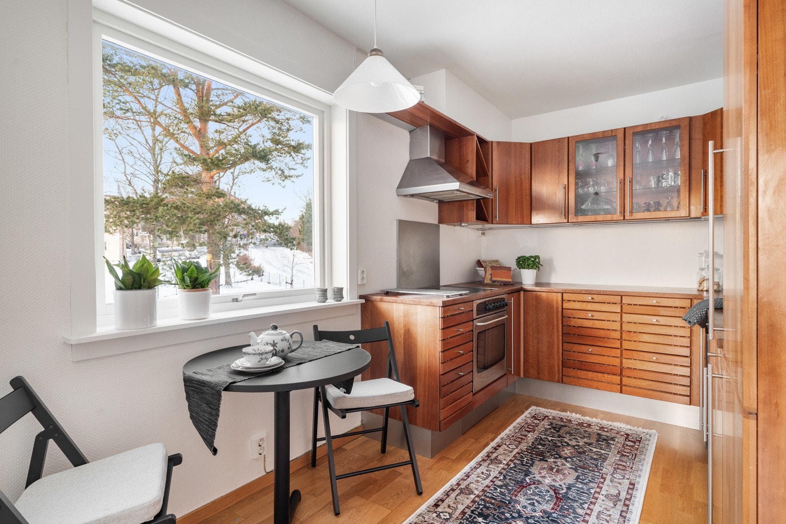 Kjøkkenet bærer klassiske preg og får godt med naturlig lysinnslipp. Galleribilde