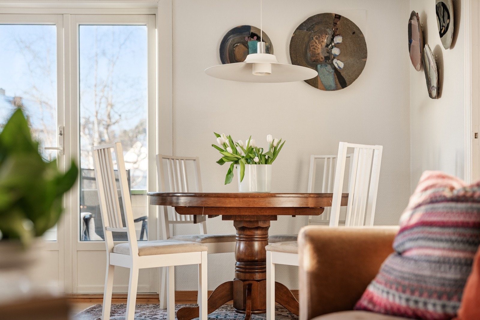 De store vindusflatene slipper inn rikelige mengder dagslys og skaper en luftig og innbydende atmosfære i stuen. Galleribilde