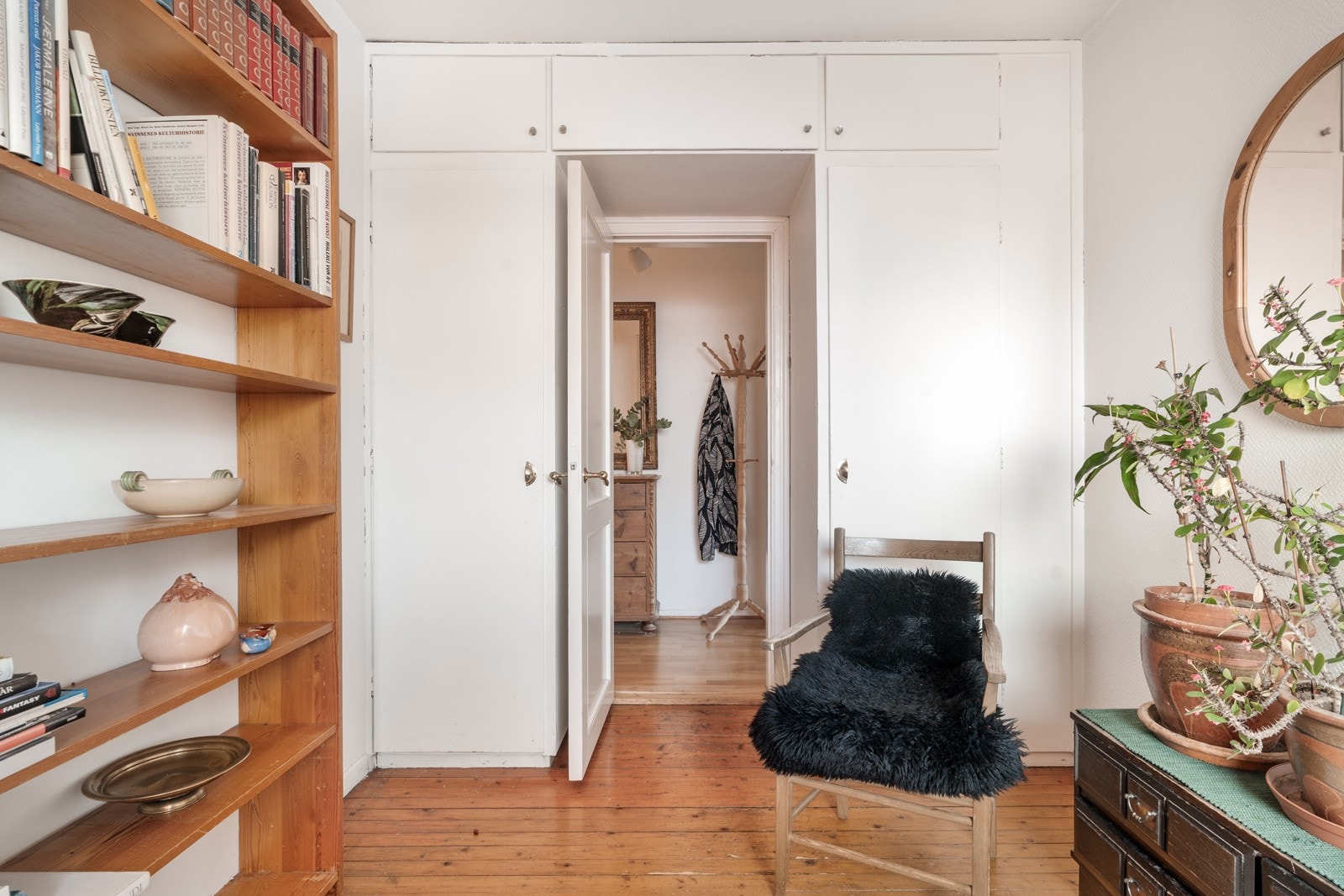 Soverommet på 8 kvm har god plass til seng, garderobeløsning, nattbord og kan også fint benyttes som hjemmekontor. Galleribilde