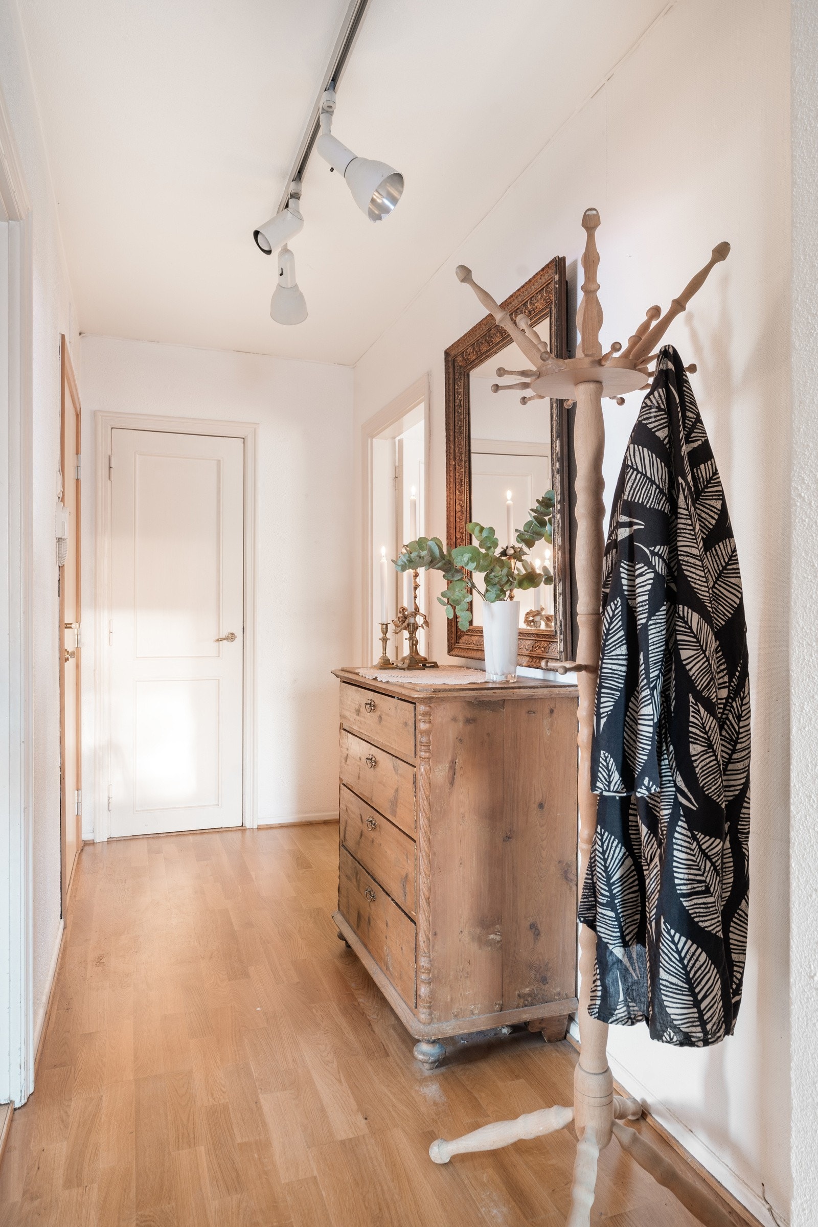 Her ønskes du velkommen med en innbydende entré som setter tonen for resten av boligen. Galleribilde