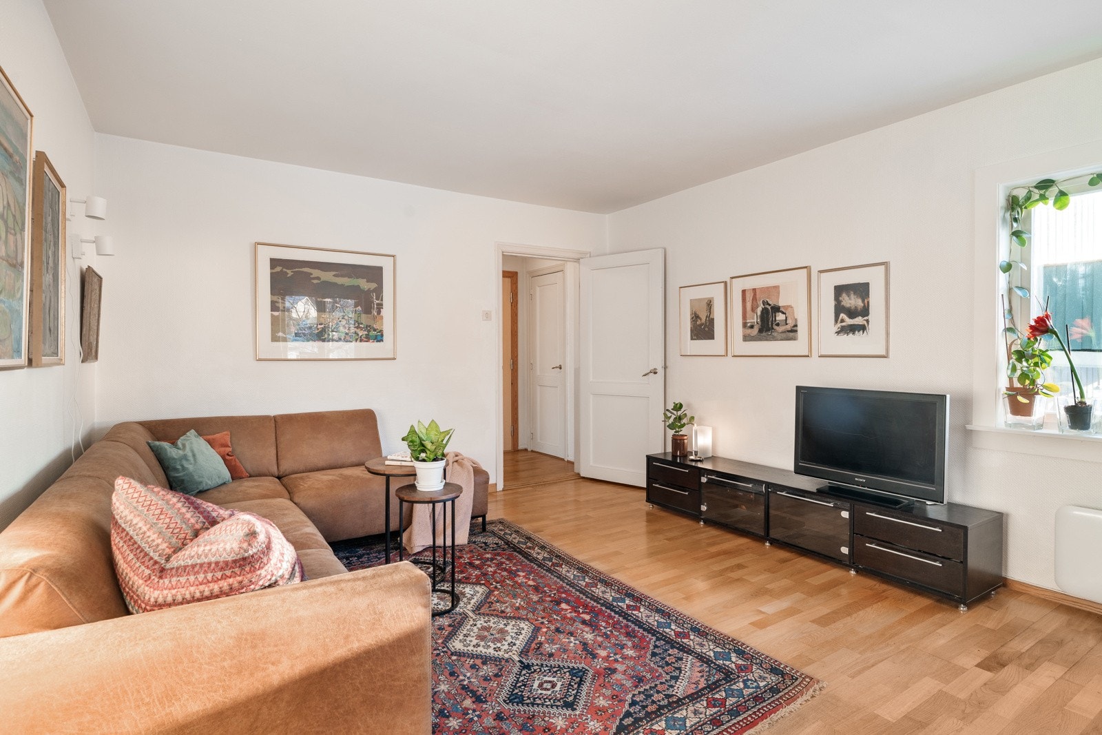 Stuen byr på et innbydende oppholdsrom med god plass til både sofakrok og spiseplass. Galleribilde