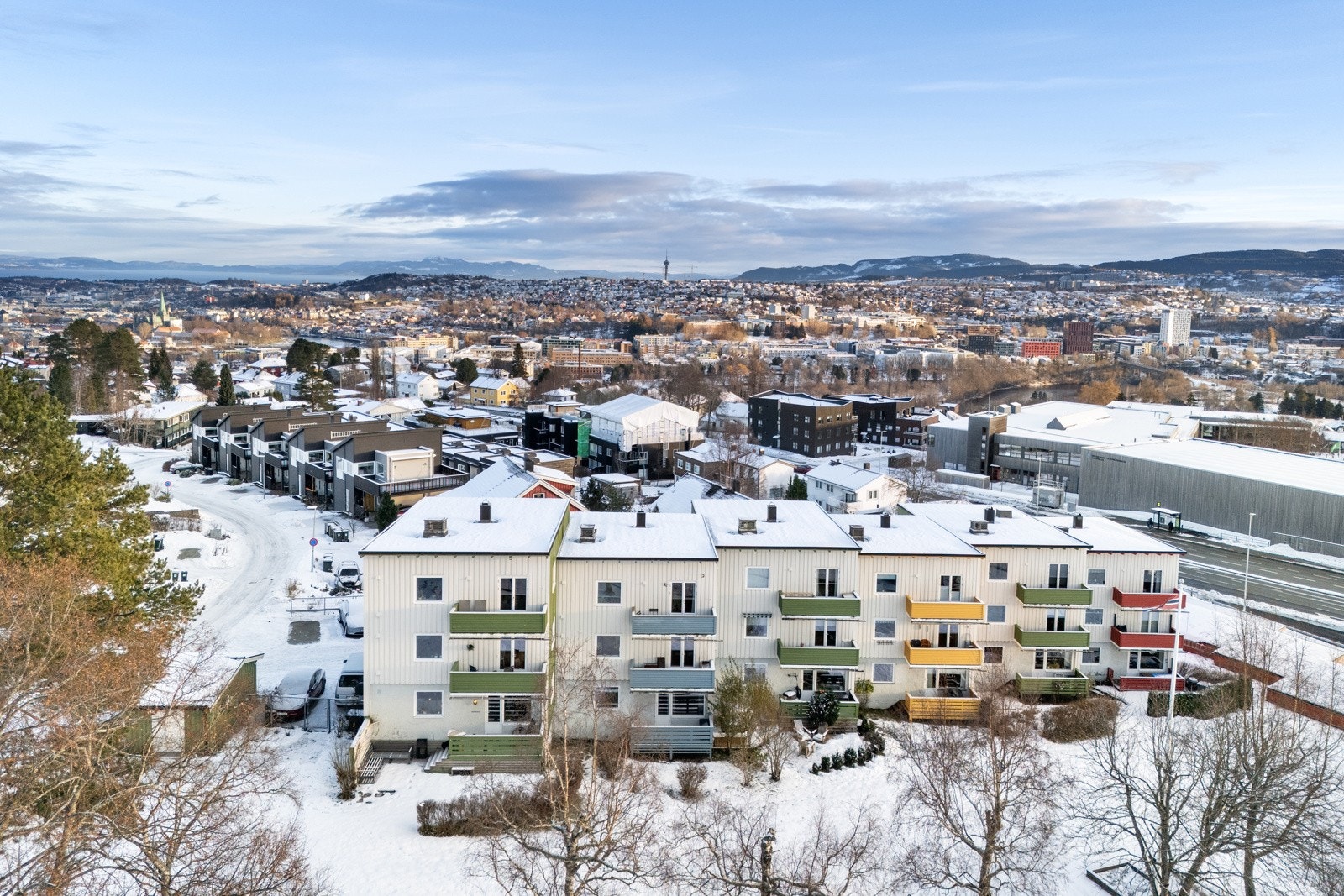 Her bor du i et attraktivt og veletablert område på Sverresborg, med kort vei til marka, servicetilbud, barnehager, skoler og et bredt utvalg av aktiviteter. Galleribilde