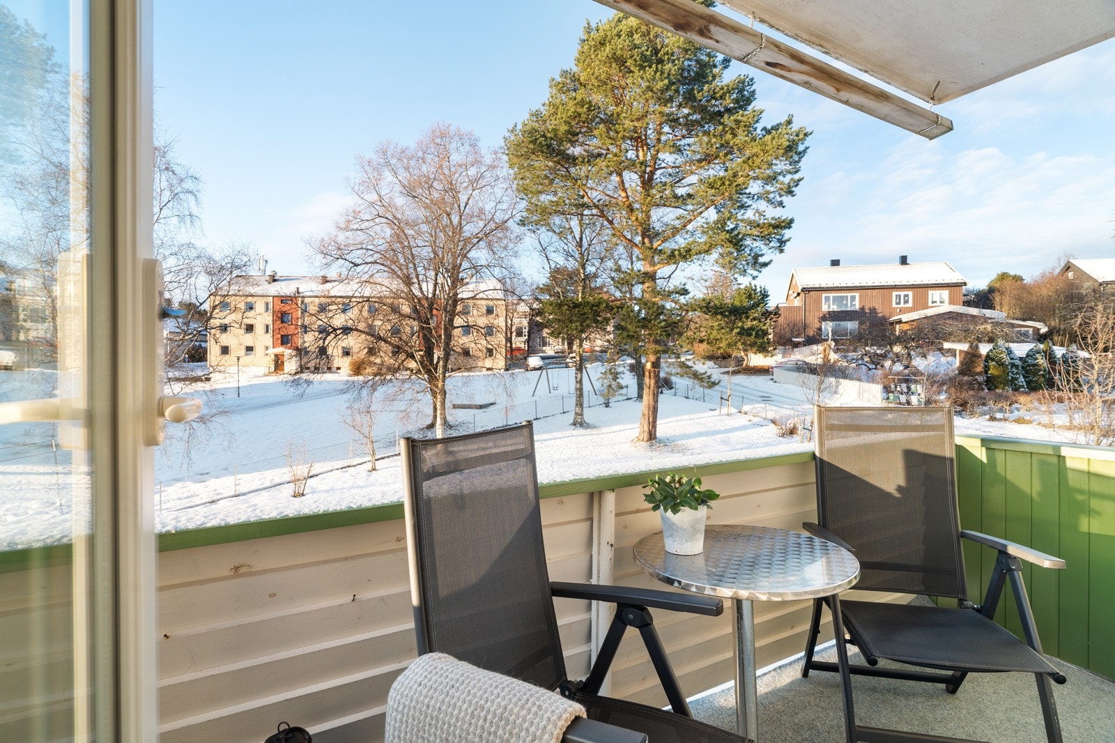 Balkongen har god plass til både sitte- og spisegruppe og fungerer som en naturlig forlengelse av stuen på finværsdager. Galleribilde