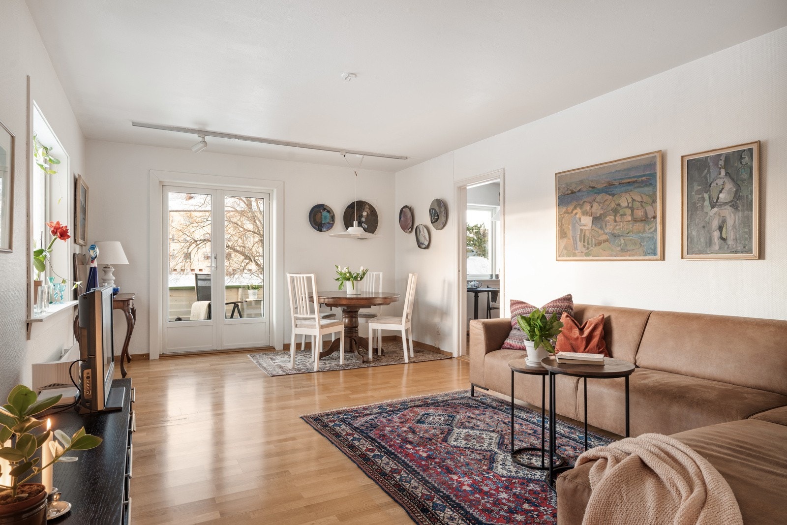 Boligen har en gjennomtenkt planløsning med tre gode soverom, romslig entré, lys stue med adkomst til balkong, kjøkken, bad og separat toalettrom. Galleribilde