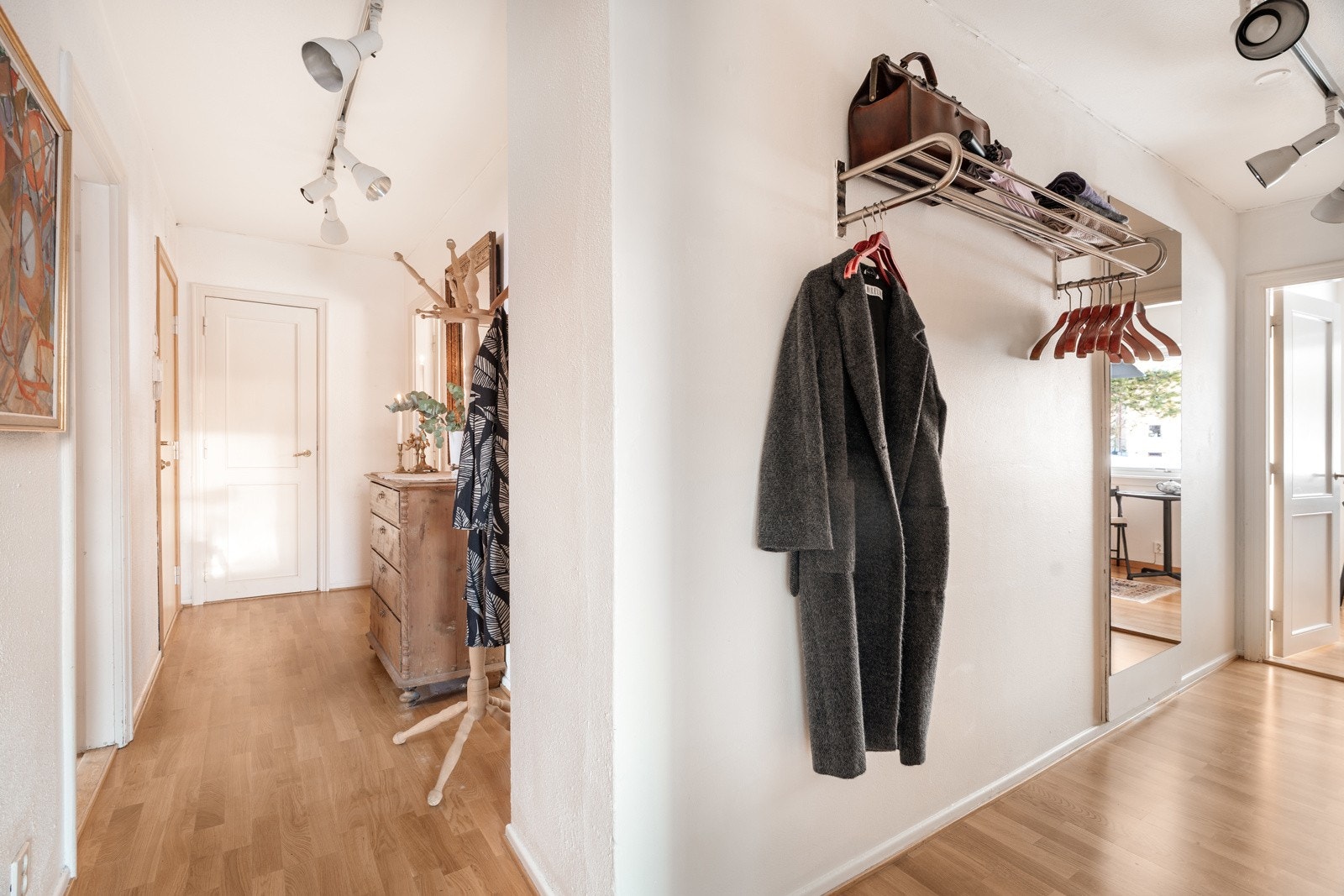 Entreén på 11 kvm har god plass til både yttertøy og oppbevaring. Galleribilde