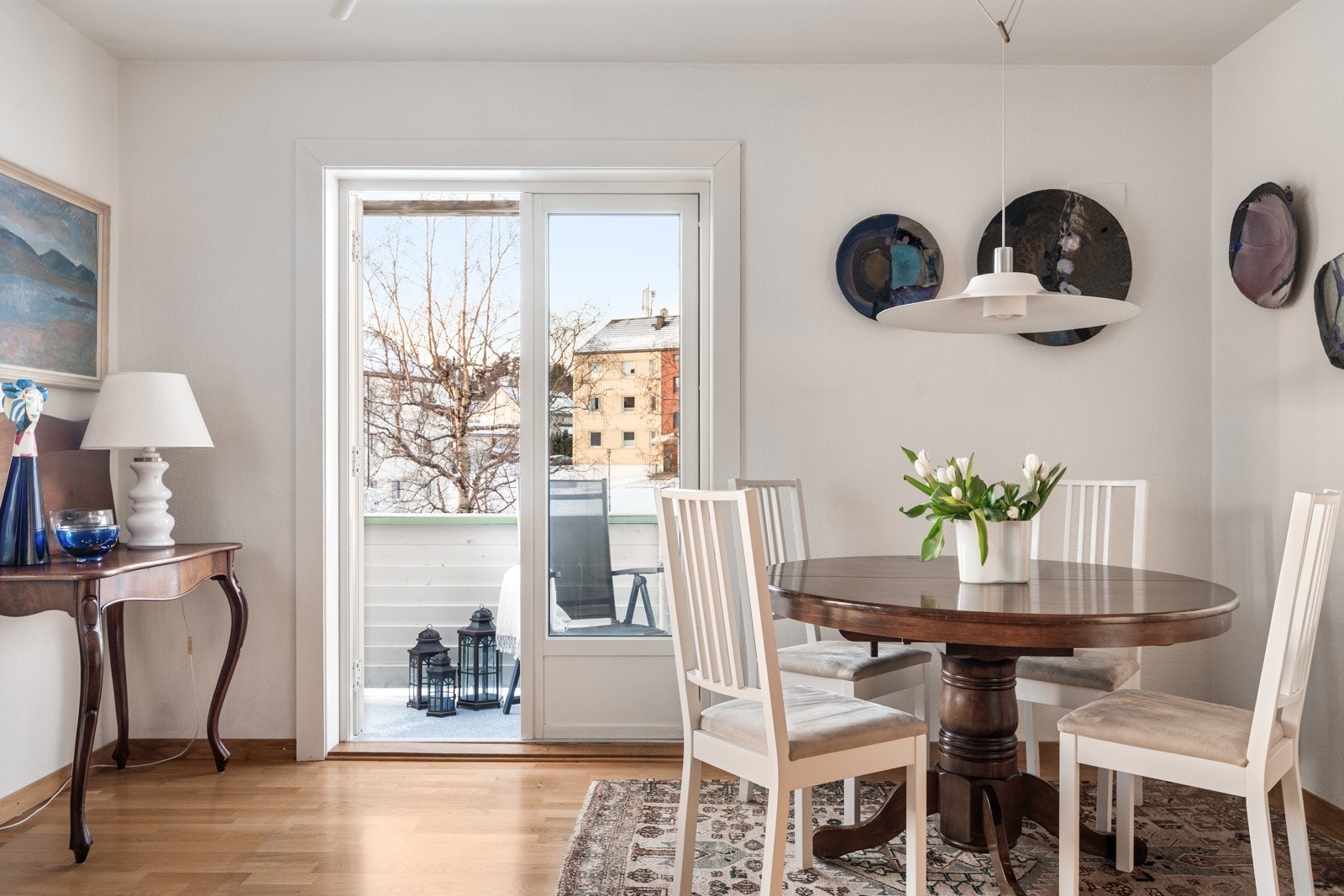 Fra stuen har du direkte adkomst til en solrik, sørvestvendt balkong. Galleribilde