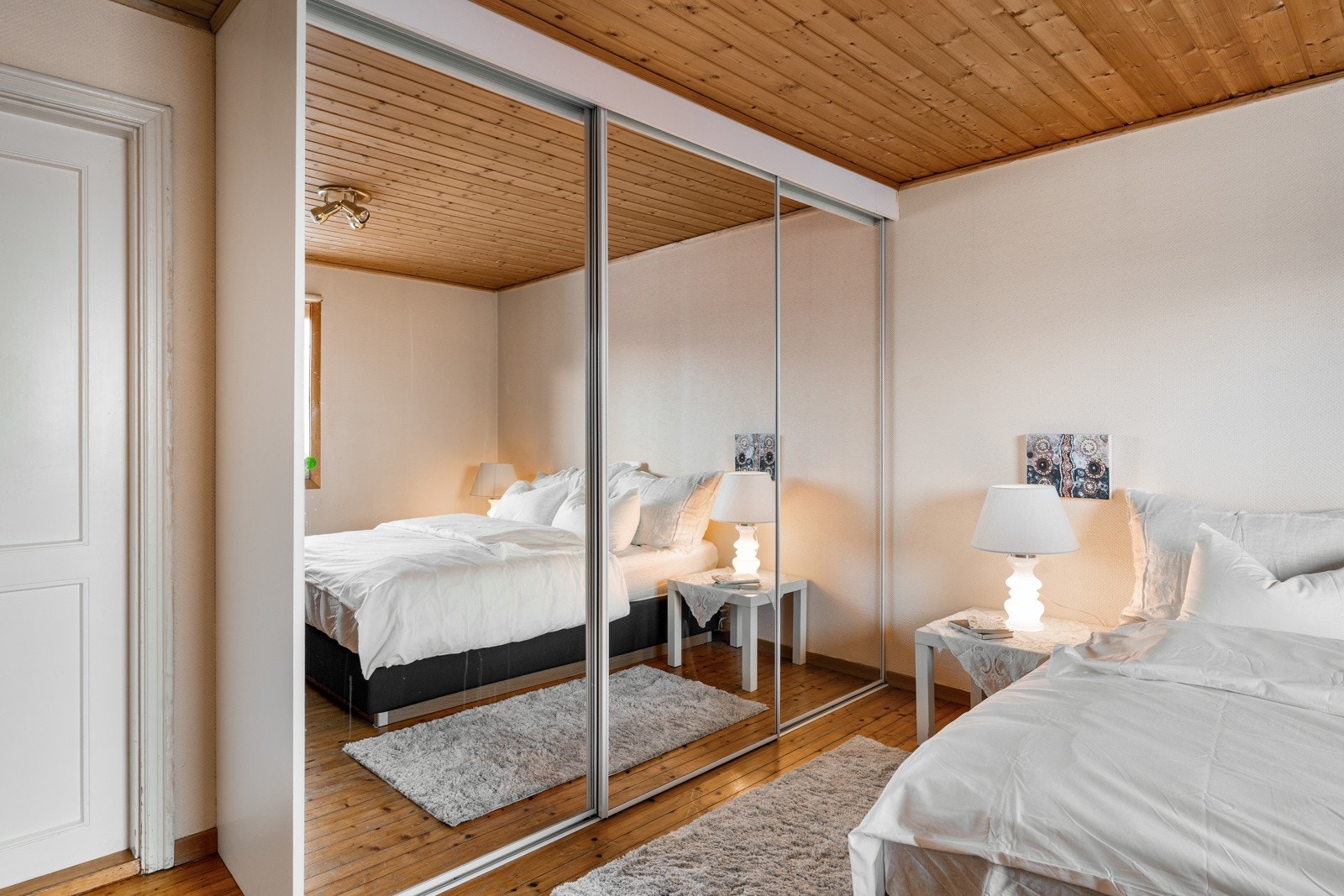 Hovedsoverommet på 15,5 kvm har integrert skyvedørsgarderobe og god plass til dobbeltseng og nattbord. Galleribilde