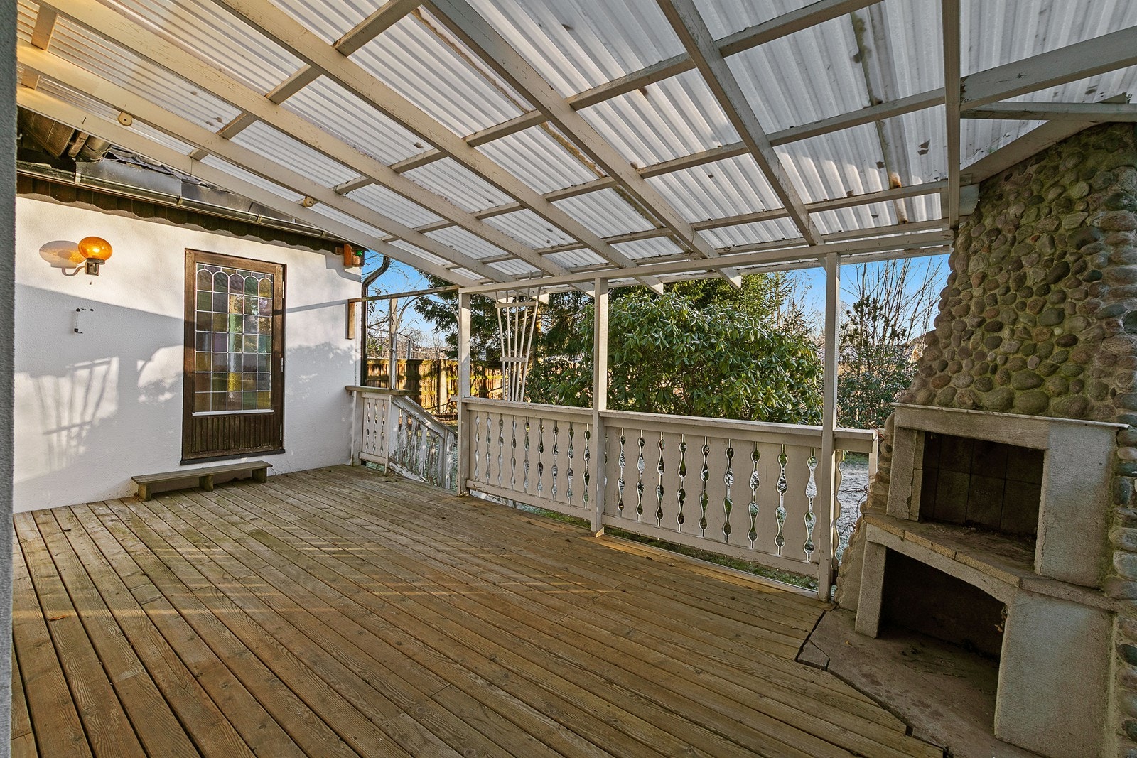 Terrasse utenfor stuen og kjøkkenet Galleribilde