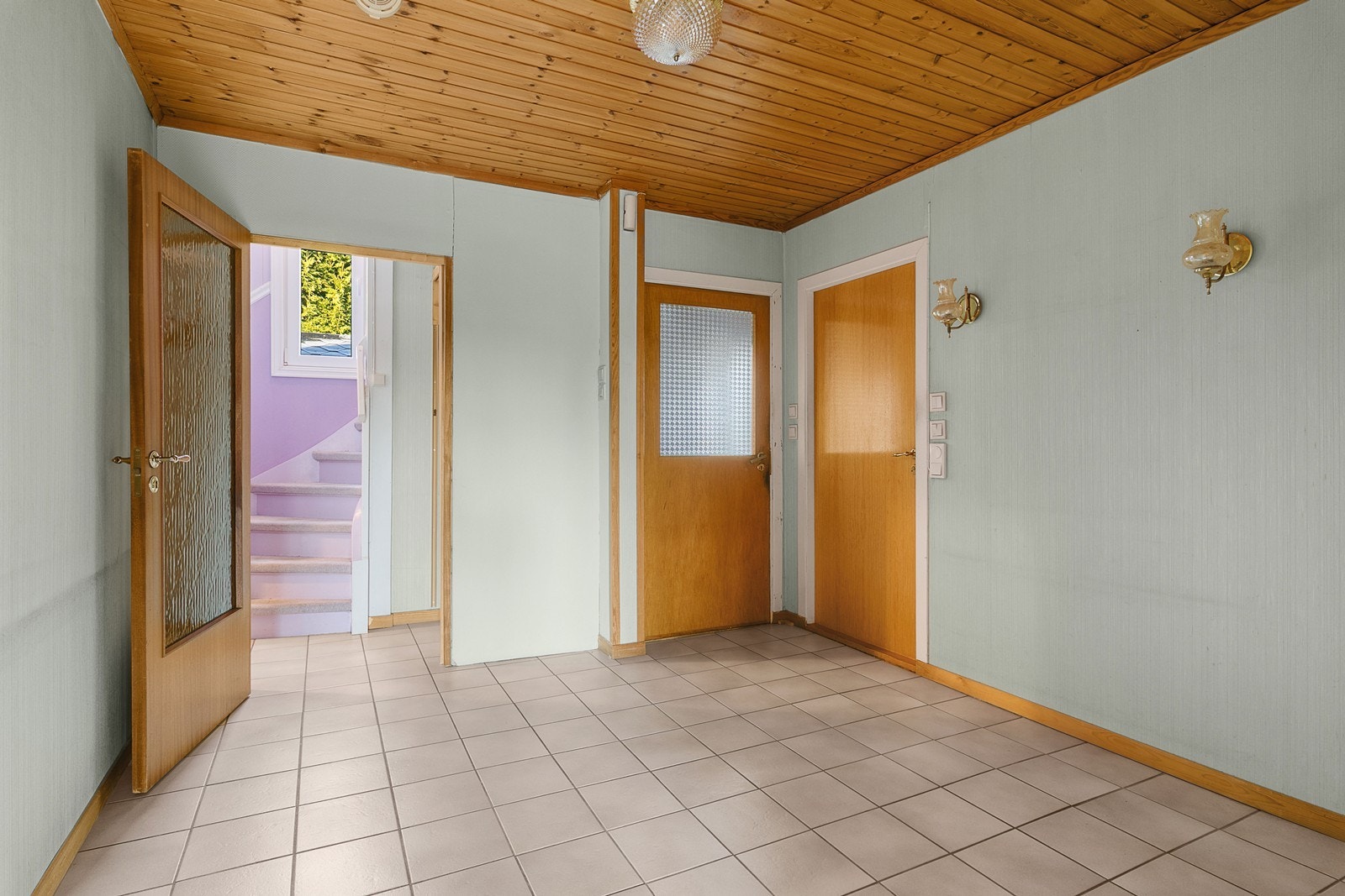 Hall mot trappegang/vindfang, soverom og bad Galleribilde