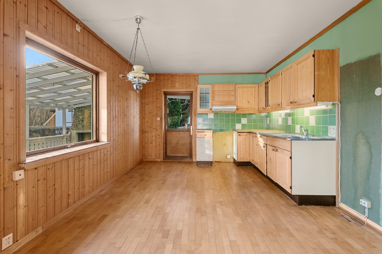 Kjøkkenet har eldre innredning og fremstår med behov for utskifting og oppussing Galleribilde