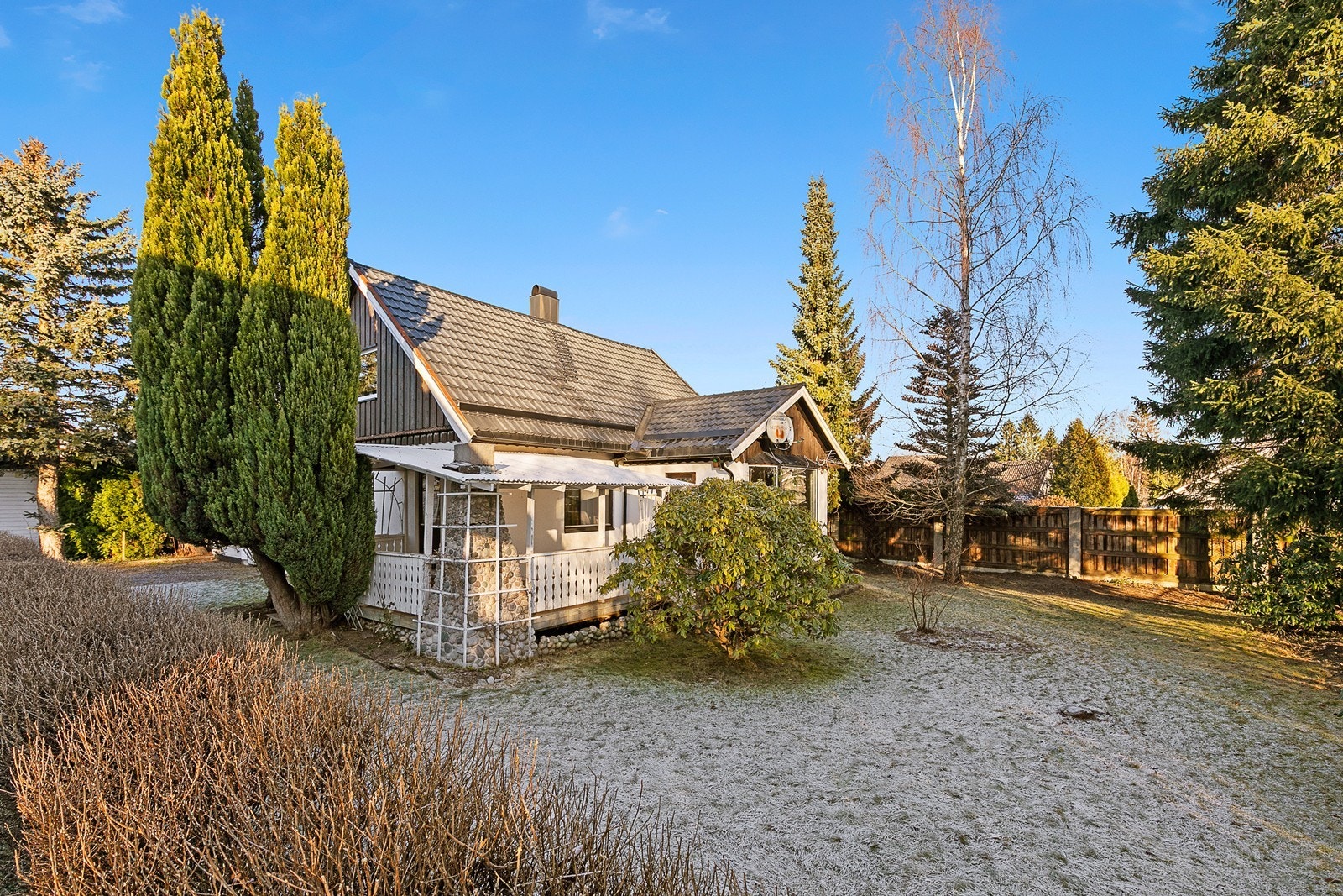 Hagen er skjermet og stor med beplantning i form av busker og trær. Støyskjerm mot Porsgrunnsvegen Galleribilde
